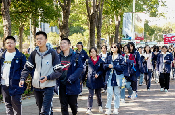 探秘藥理世界，共尋自然之旅——南京第十二中學(xué)高三學(xué)子一日研學(xué)活動(dòng)